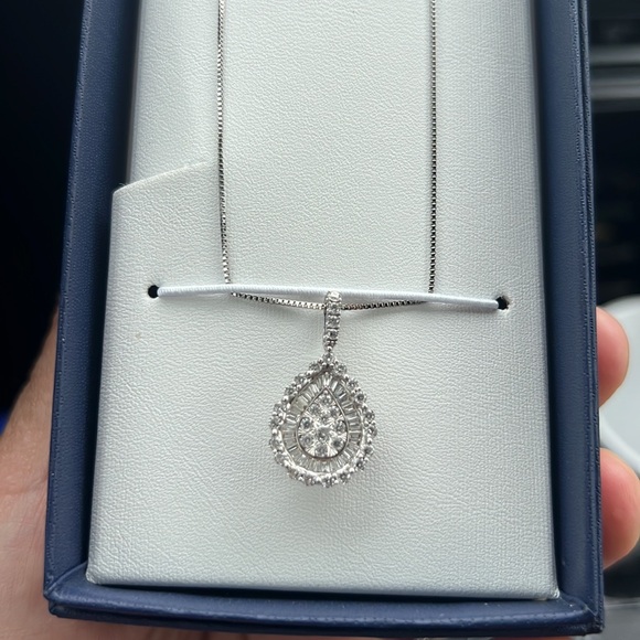 Elegant 14kt white solid gold natural diamond pendant necklace. - Picture 6 of 8